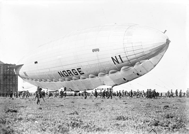 Norge_airship_on_gro#AB45FC