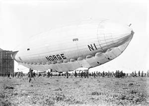 Norge_airship_on_gro#AB45FC